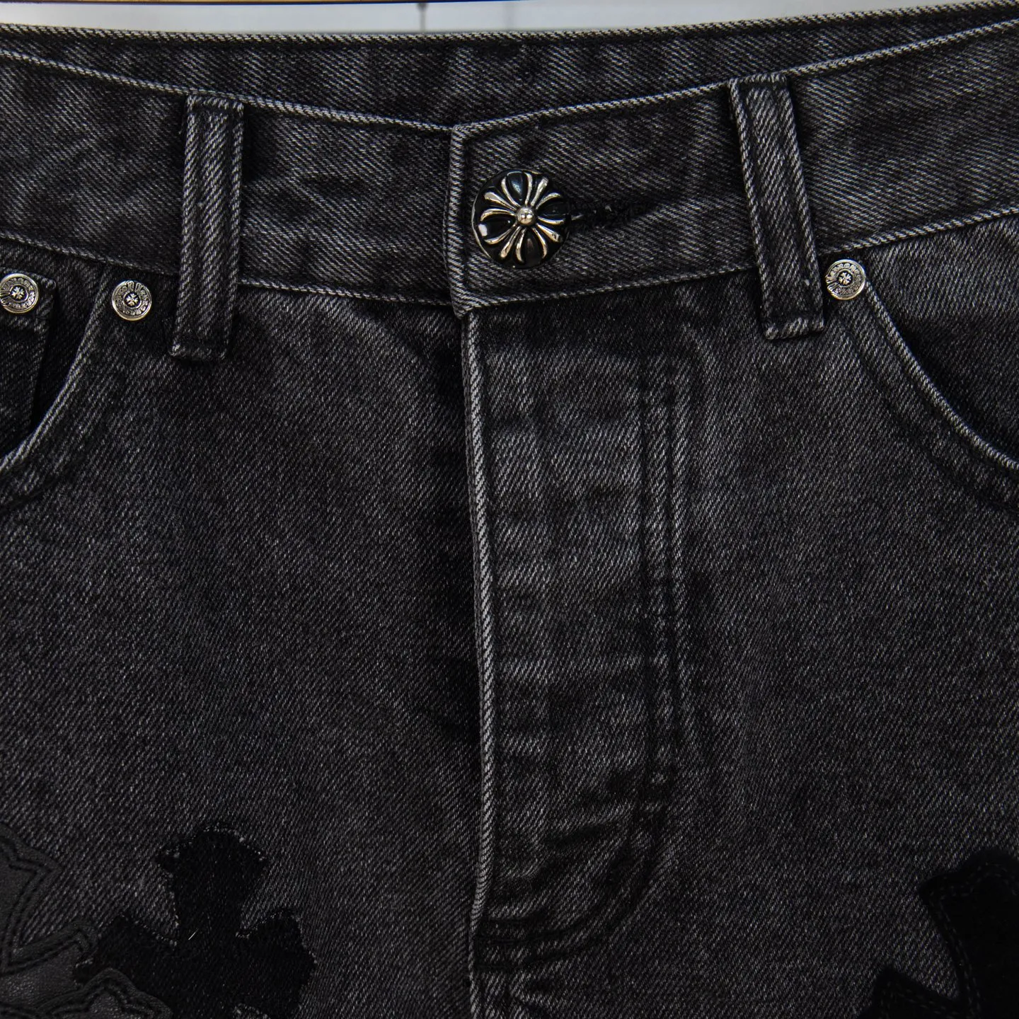 P290 Chrome Hearts Chrome Hearts Black Pinduo Black Leather Big Devil Cow King Jeans CH jeans need to be washed before being dismantled and hand-stitched with sheepskin cross leather and then spliced to complete. The whole piece has too much craftsmanship to describe. About Chrome Hearts This is an extremely luxurious fashion brand that can also be called the nobility of the high street. It has always been an exclusive brand for some hipsters or the second generation of rich people. Compared with ordinary high streets, it is more luxurious and noble. Compared with luxury brands, it has a more fashionable personality. It has always been a brand that I have a special liking for. Style number: 1769# Color: black Size: 28 30 32 34 36